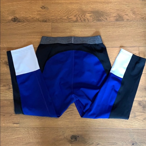 Butt flattering Athleta Capri leggings - Picture 4 of 10